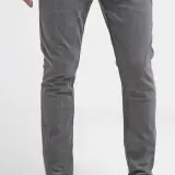 Szare jeansy męskie: 7 stylizacji na każdą okazję [INSPIRACJE]