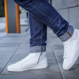 Białe buty sportowe męskie - 7 stylizacji na każdą okazję