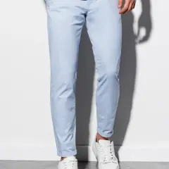 Błękitne spodnie męskie: 7 stylizacji na każdą okazję
