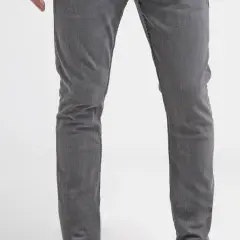 Szare jeansy męskie: 7 stylizacji na każdą okazję [INSPIRACJE]