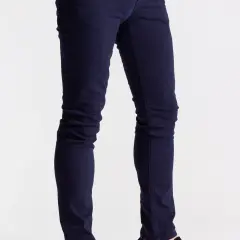 Modne stylizacje w granatowych jeansach. Jak ubrać się bez wpadki?