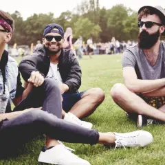 Moda festiwalowa męska: trendy i inspiracje na letnie koncerty
