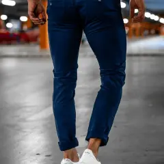 Granatowe chinosy męskie: 7 stylizacji na każdą okazję