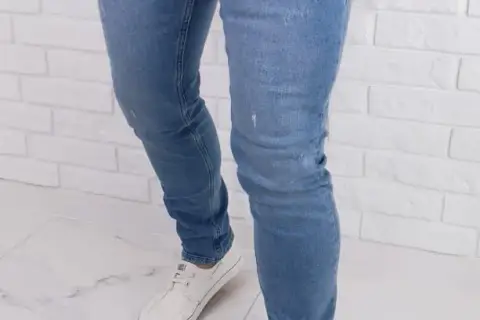 Jasne jeansy stylizacje męskie: Modowe hity, które odmienią twój styl