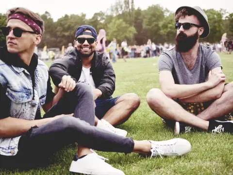 Moda festiwalowa męska: trendy i inspiracje na letnie koncerty