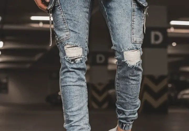 Niebieskie spodnie męskie: 7 stylizacji na każdą okazję