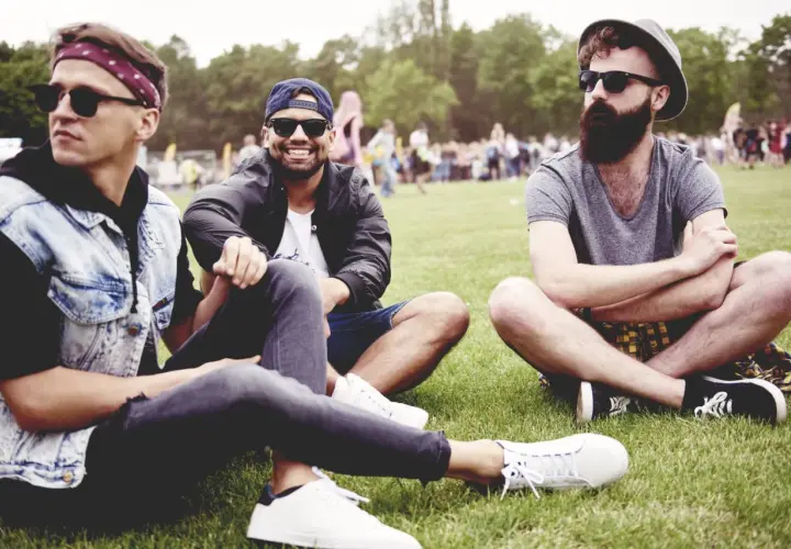 Moda festiwalowa męska: trendy i inspiracje na letnie koncerty