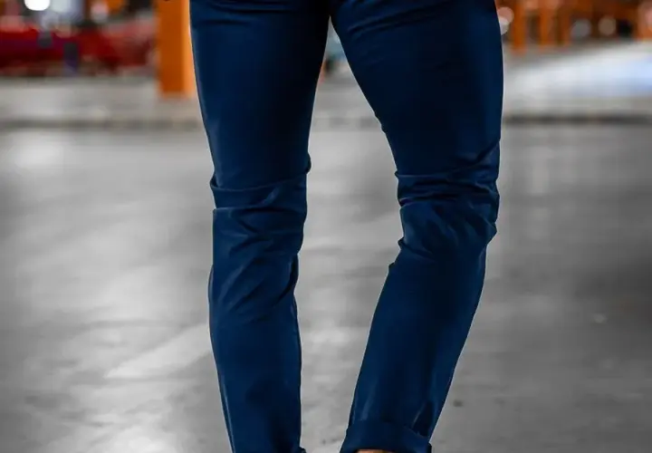 Granatowe chinosy męskie: 7 stylizacji na każdą okazję