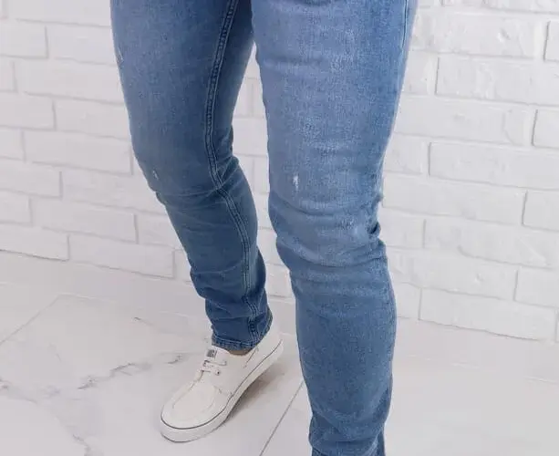 Jasne jeansy stylizacje męskie: Modowe hity, które odmienią twój styl