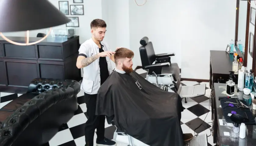 Tani fryzjer męski w Warszawie: gdzie zaoszczędzisz na strzyżeniu