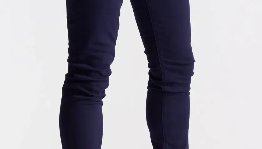 Modne stylizacje w granatowych jeansach. Jak ubrać się bez wpadki?