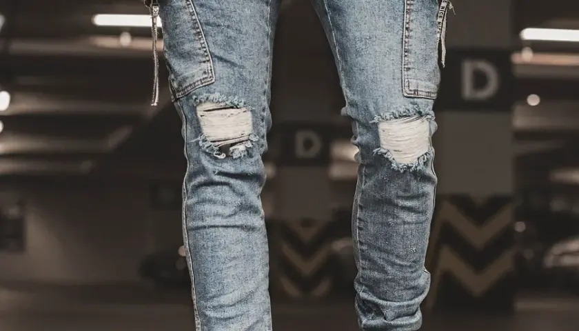 Niebieskie spodnie męskie: 7 stylizacji na każdą okazję