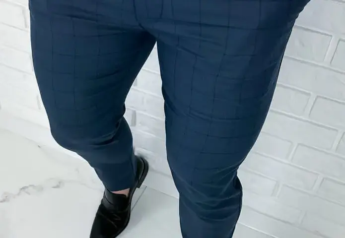 Granatowe spodnie męskie: 10 stylizacji na każdą okazję