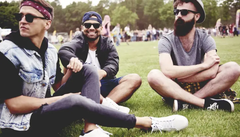 Moda festiwalowa męska: trendy i inspiracje na letnie koncerty