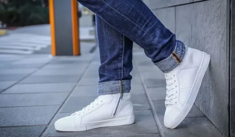 Białe buty sportowe męskie - 7 stylizacji na każdą okazję