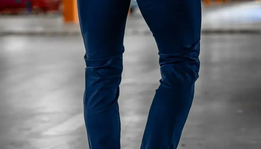 Granatowe chinosy męskie: 7 stylizacji na każdą okazję
