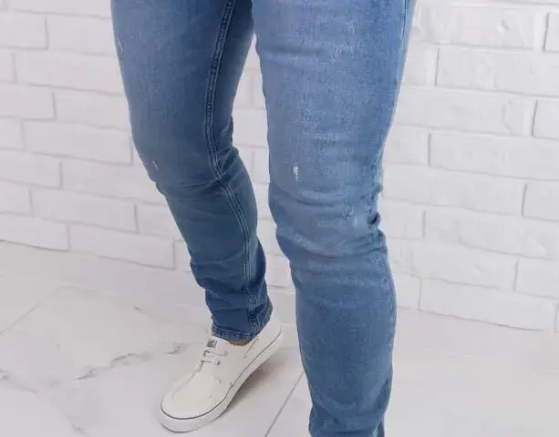 Jasne jeansy stylizacje męskie: Modowe hity, które odmienią twój styl