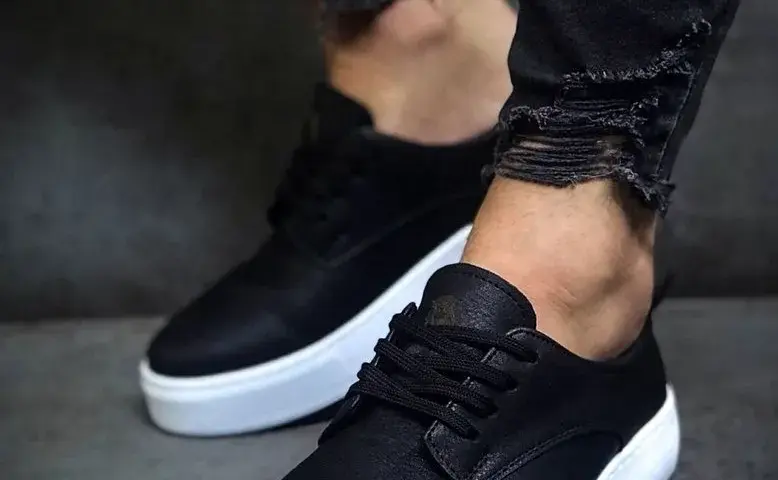 Czarne sneakersy męskie: 7 stylizacji, które musisz znać