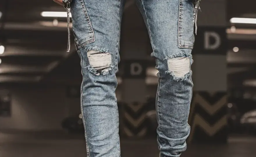 Niebieskie spodnie męskie: 7 stylizacji na każdą okazję