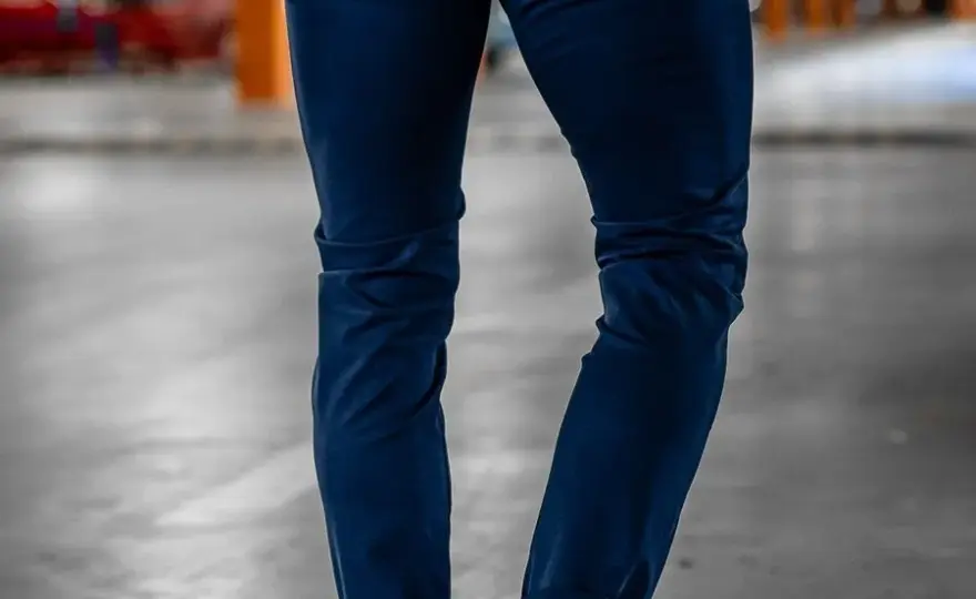 Granatowe chinosy męskie: 7 stylizacji na każdą okazję