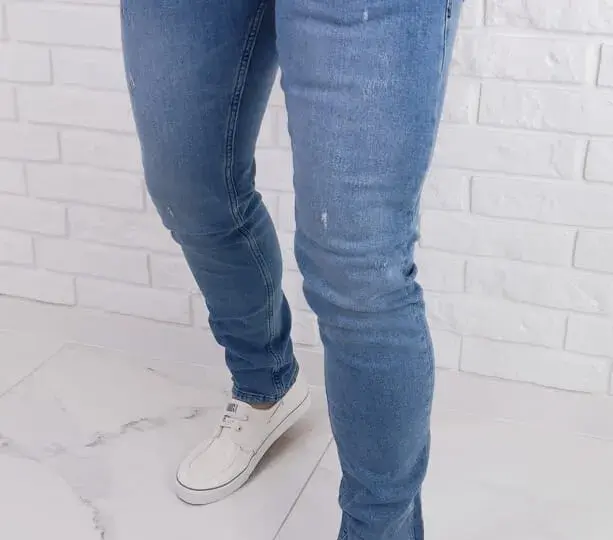 Jasne jeansy stylizacje męskie: Modowe hity, które odmienią twój styl