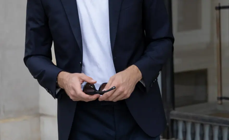Stylizacje męskie na wesele: 10 inspiracji dla każdego gościa