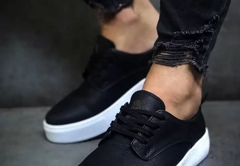 Czarne sneakersy męskie: 7 stylizacji, które musisz znać